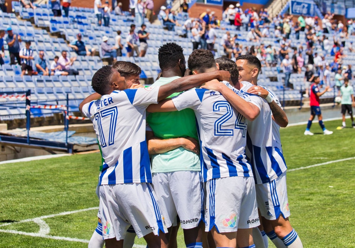 Jugadores del Decano celebran como una piña un gol