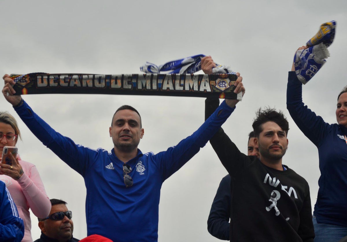 Aficionados del Recre en el partido de ida ante la Gimnástica Segoviana