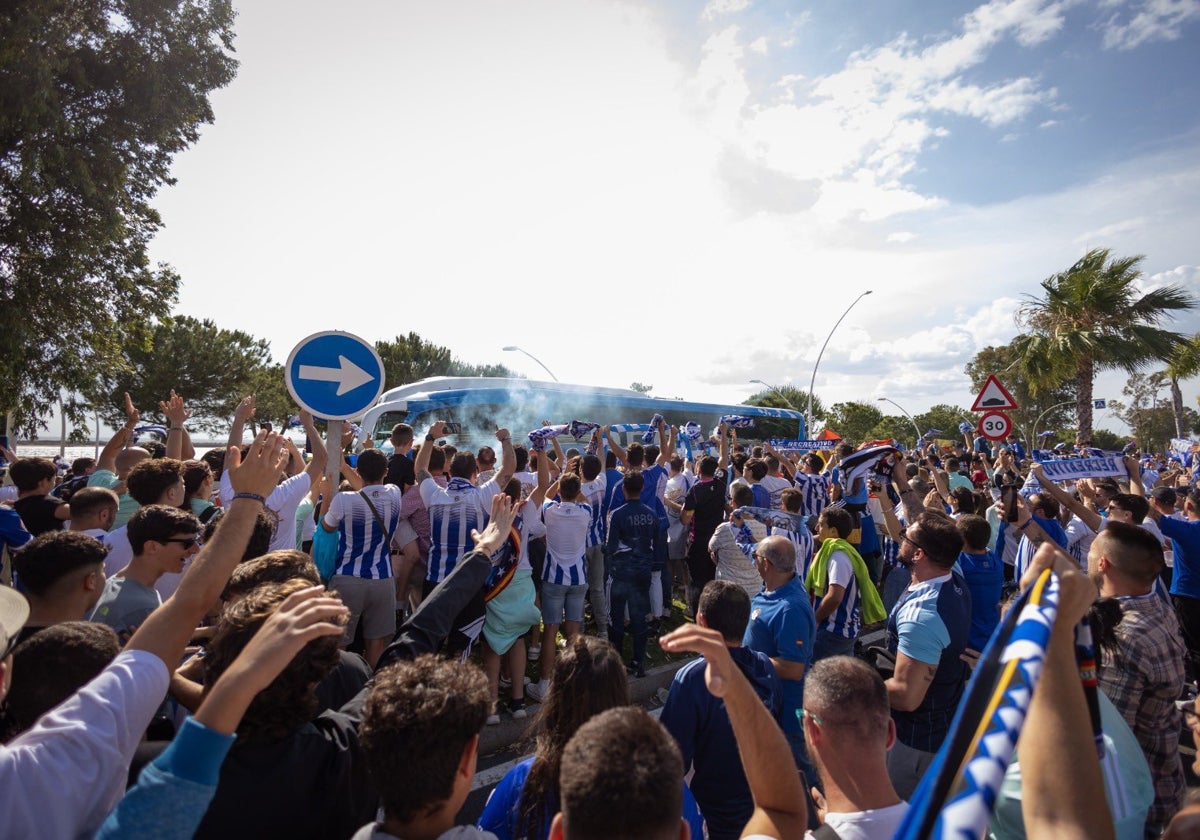 Aficionados recibiendo al equipo antes del partido contra la Gimnástica Segoviana