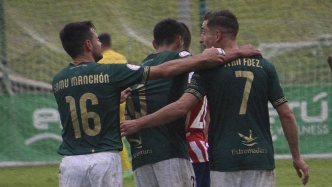 Manchón celebrando un gol junto a Iván Fernández