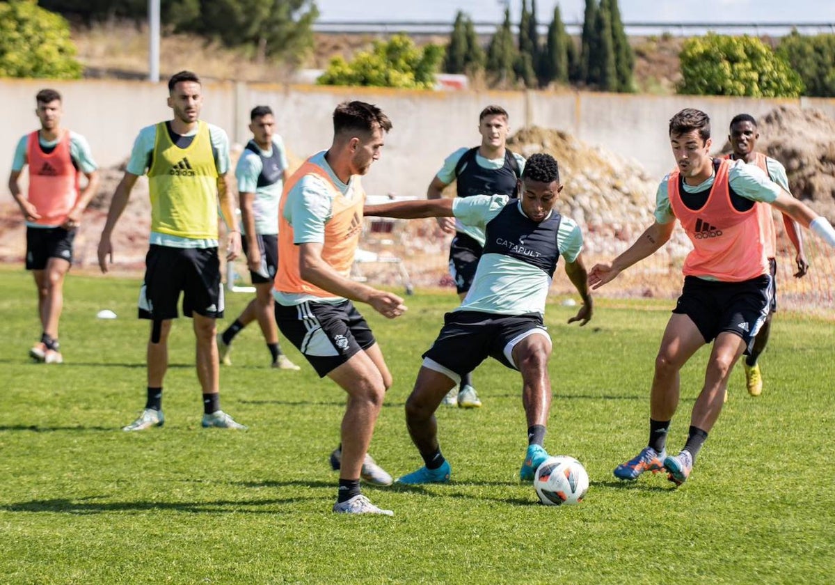 Josiel Núñez entre Salinas y Nacho Heras en una sesión en la Ciudad Deportiva