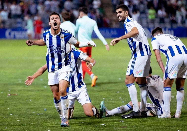 Nacho Heras celebrando el gol del Recre frente a la Gimnástica Segoviana