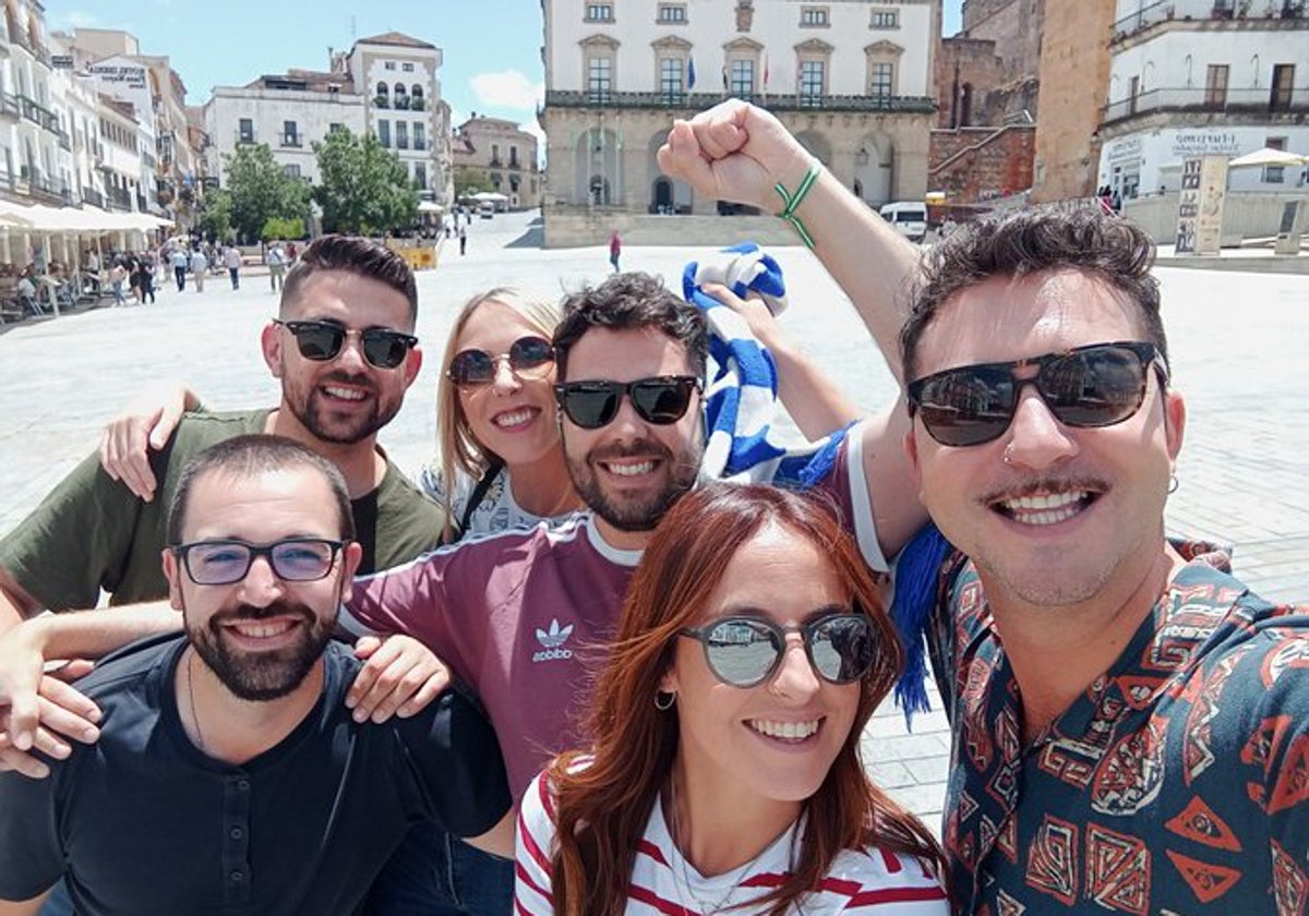 Aficionados del Recre en la Plaza Mayor de Cáceres