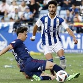 Fran Ávila presionado por un jugador de la Gimnástica Segoviana