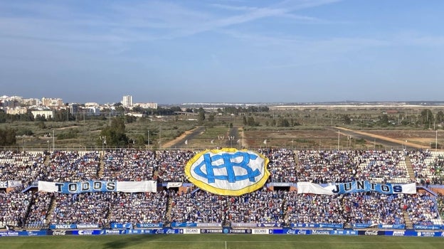 Gran tifo en la grada del Nuevo Colombino antes del inicio del encuentro