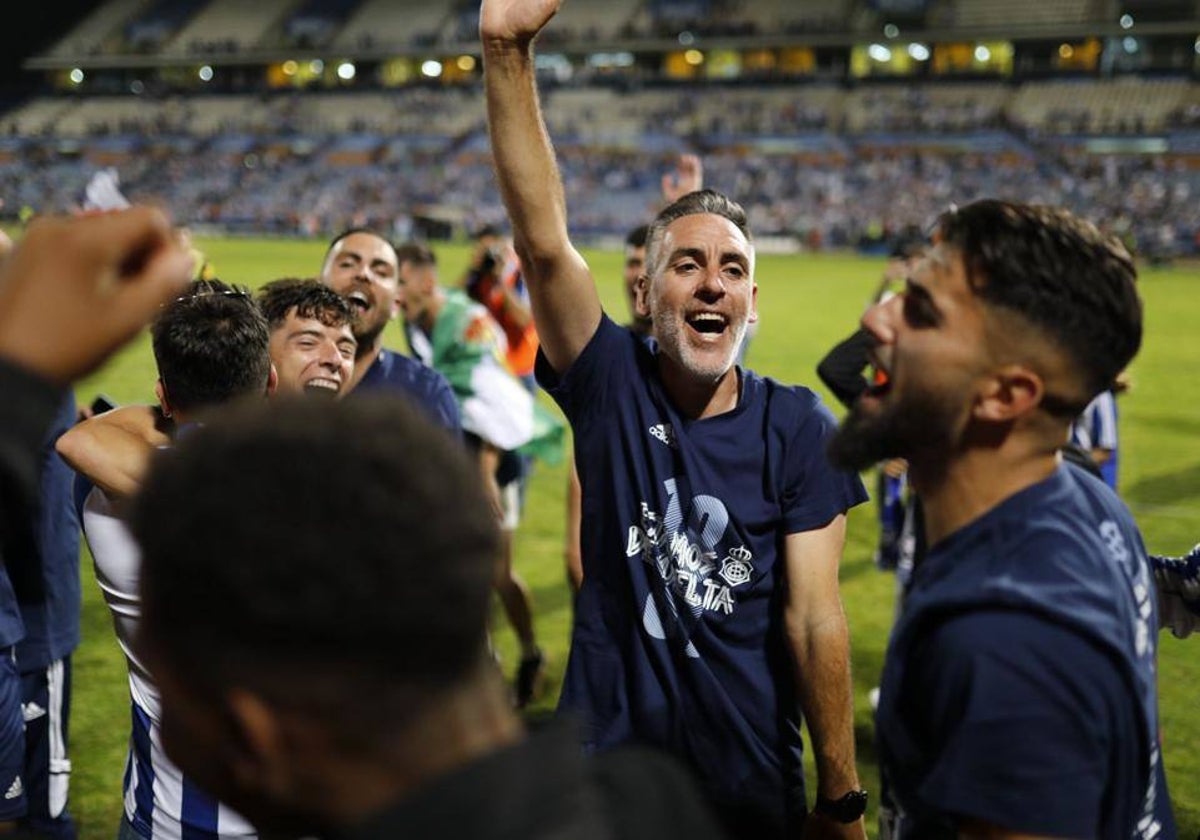 Abel Gómez celebra sobre el césped el ascenso con sus jugadores