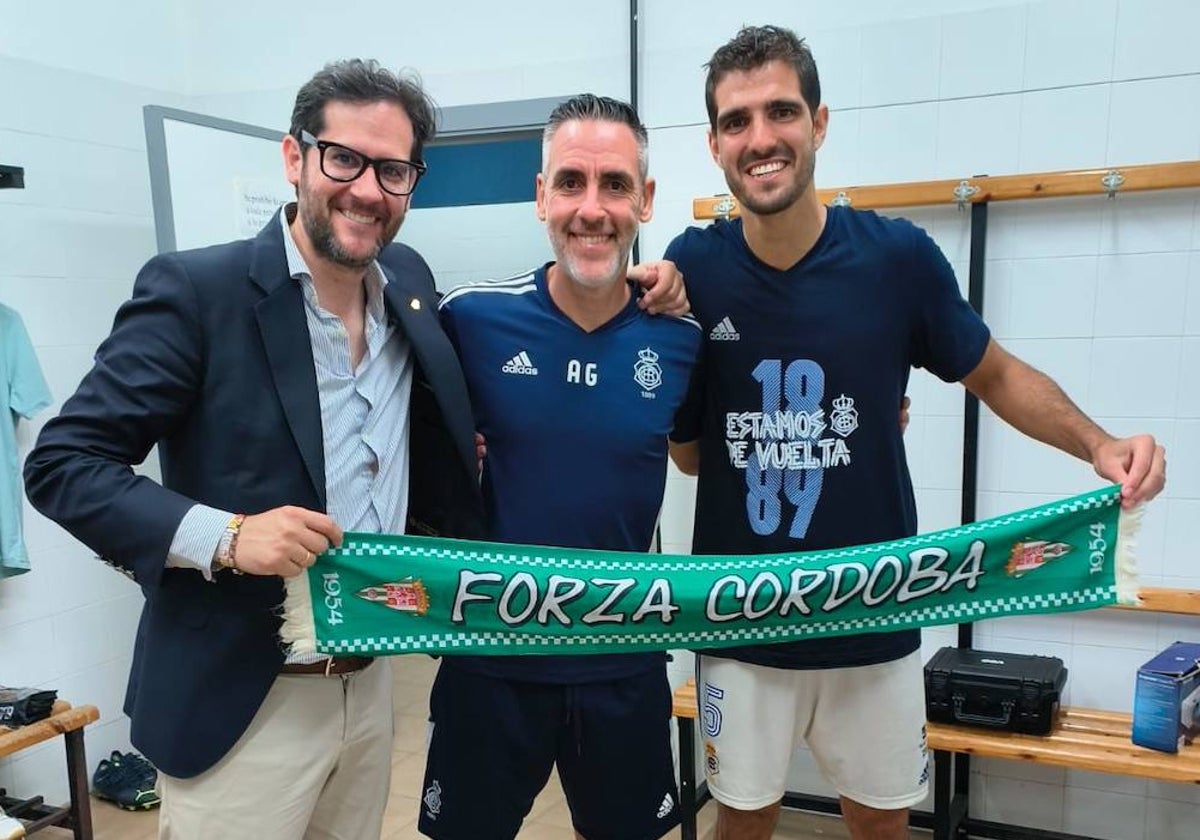 Carlos Hita celebrando el ascenso junto a Abel Gómez y Bernardo Cruz