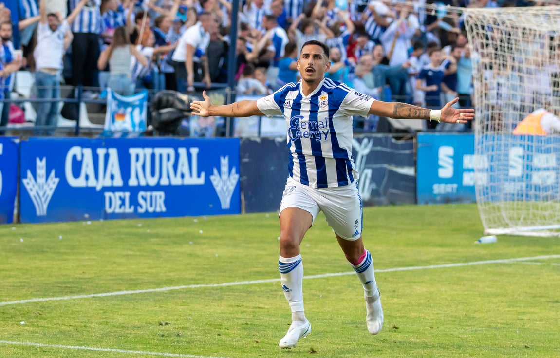 Recreativo-Cacereño: La fiesta, de la grada al césped