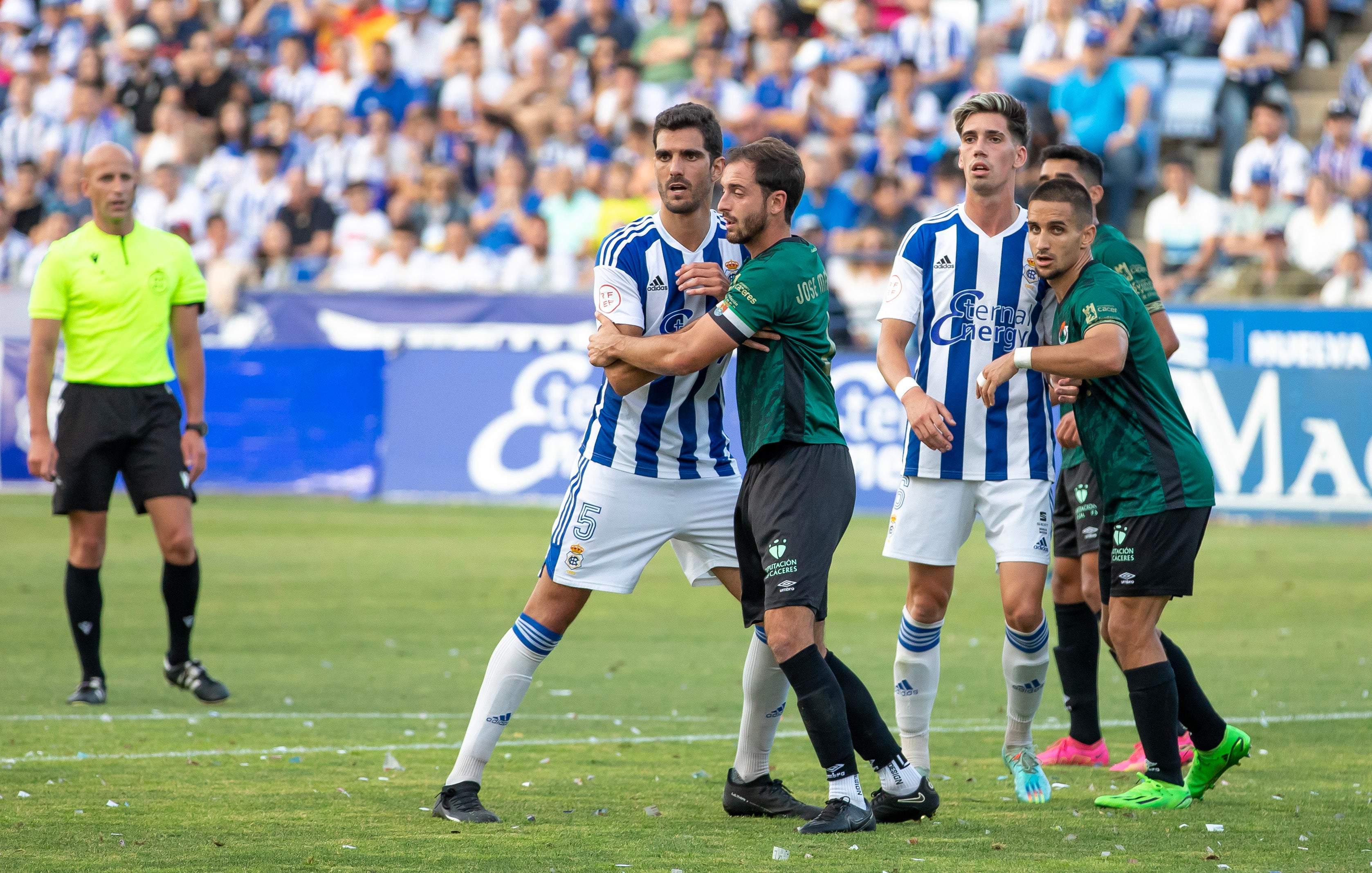 Recreativo-Cacereño: La fiesta, de la grada al césped