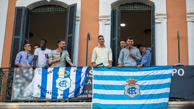 Los jugadores dirigiéndose a su afición