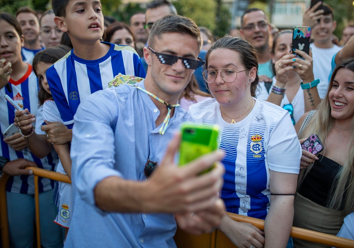 Sergio Chinchilla con una aficionada del Recre