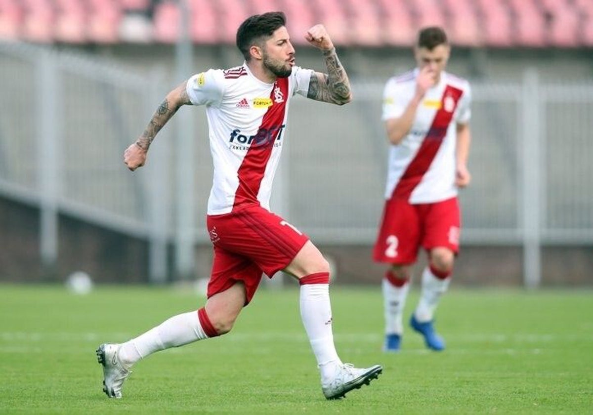 Antonio Domínguez celebrando un tanto con el Lodz polaco