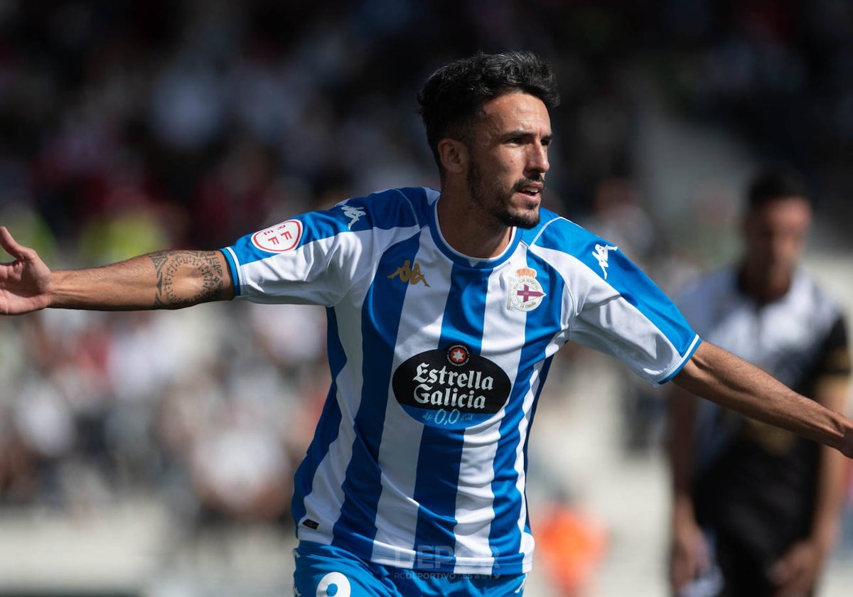 Alberto Quiles celebrando un gol con el Deportivo de la Coruña