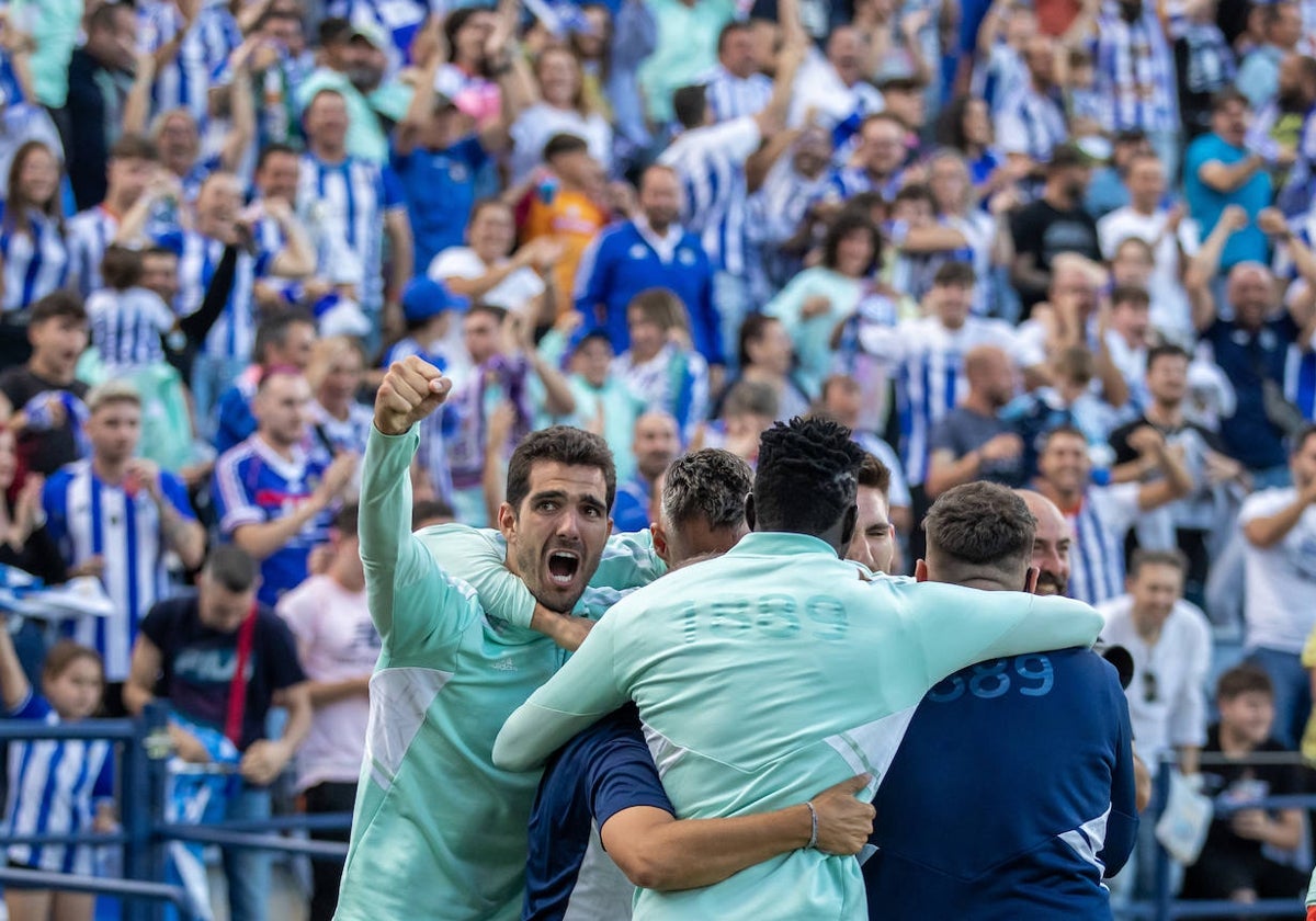 Jugadores del Decano celebran el gol del ascenso de Dopi el pasado domingo