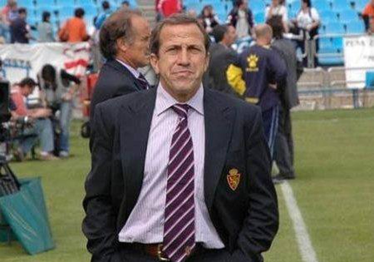 Víctor Muñoz, dirigiendo al equipo maño