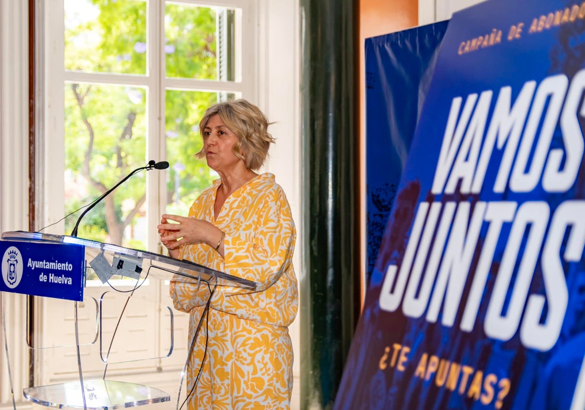 Begoña Calderón presentando la campaña de abonos del Decano