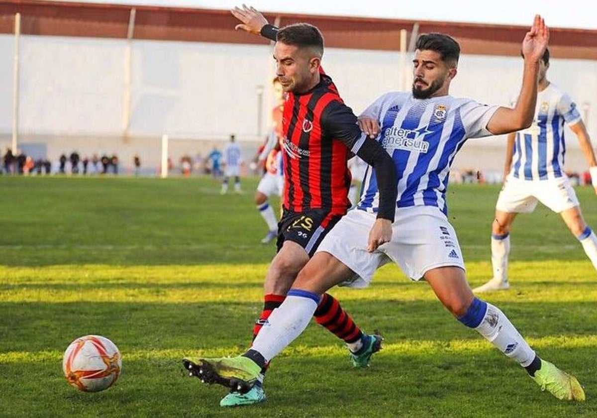 Imagen de un partido entre el Cartaya y el Recre en el Luis Rodríguez Salvador