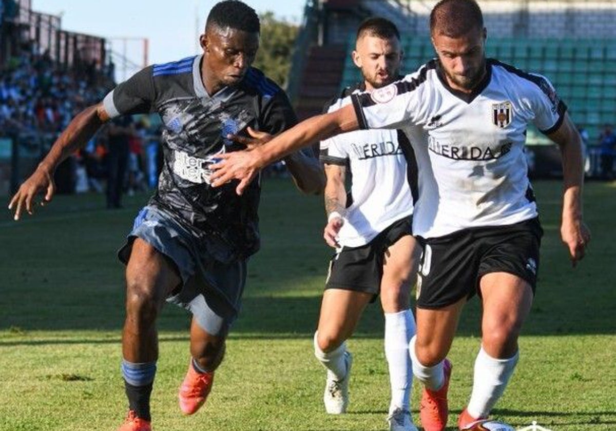 Israel Peter durante un amistoso que disputó el Recre en Mérida hace dos veranos