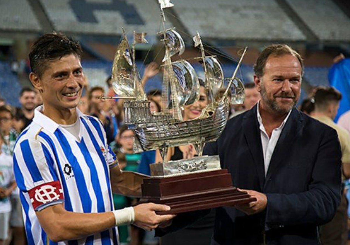 Jesús Vázquez con una de las Carabelas de Plata ganadas por el Recreativo de Huelva