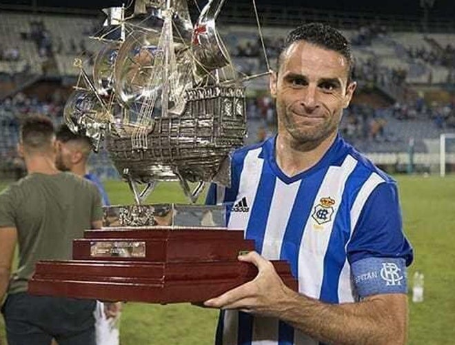 Antonio Núñez con un Trofeo Colombino conquistado por el Decano