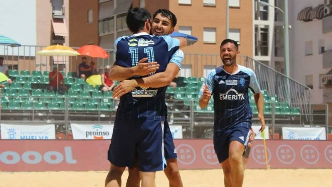 Los jugadores del conjunto onubense celebrando uno de sus goles