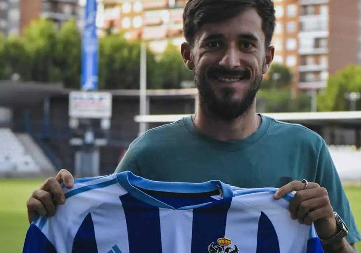 Josema Gallego posando con la camiseta de su nuevo club