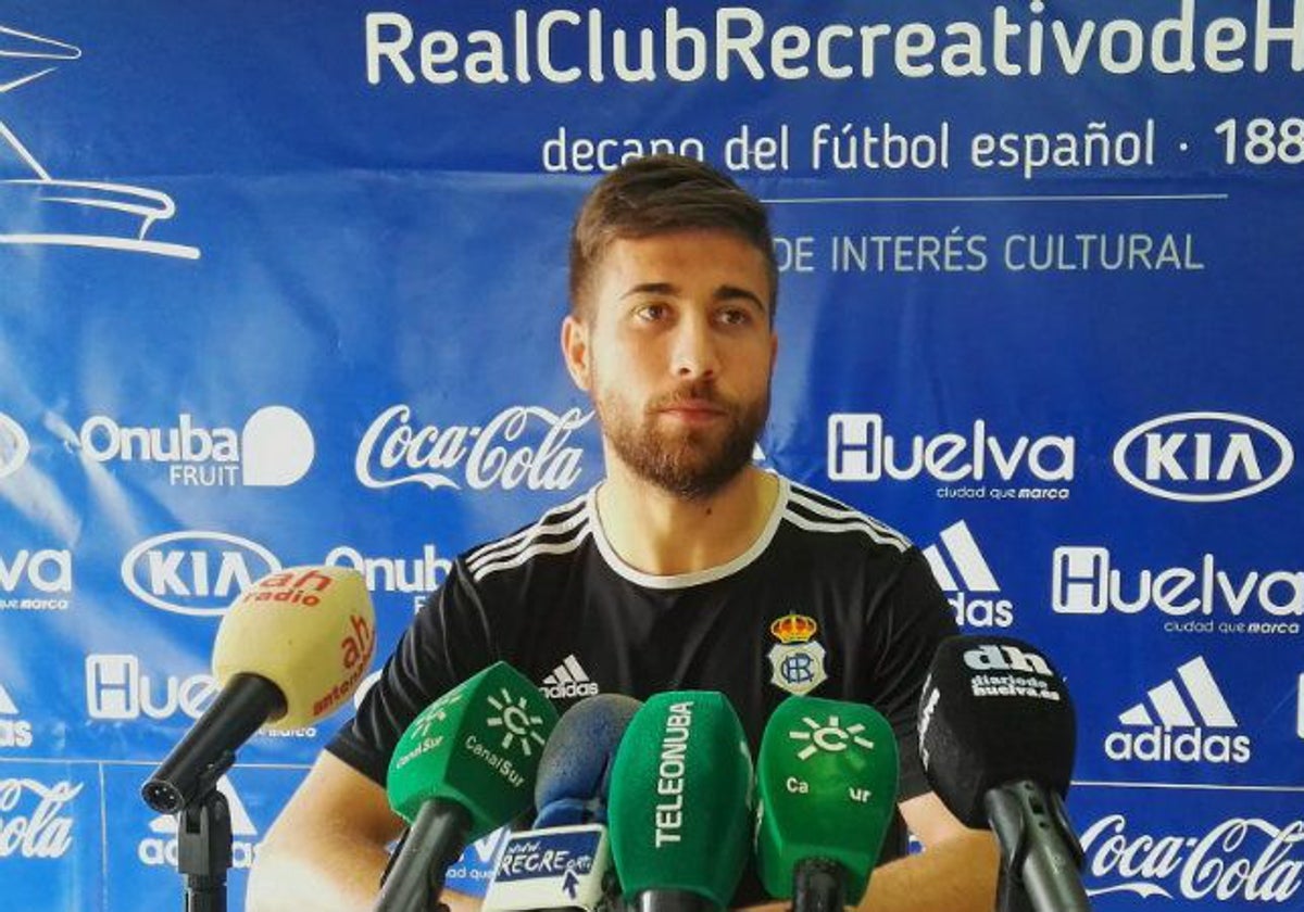 Borja Díaz en una rueda de prensa en su etapa en el Recreativo