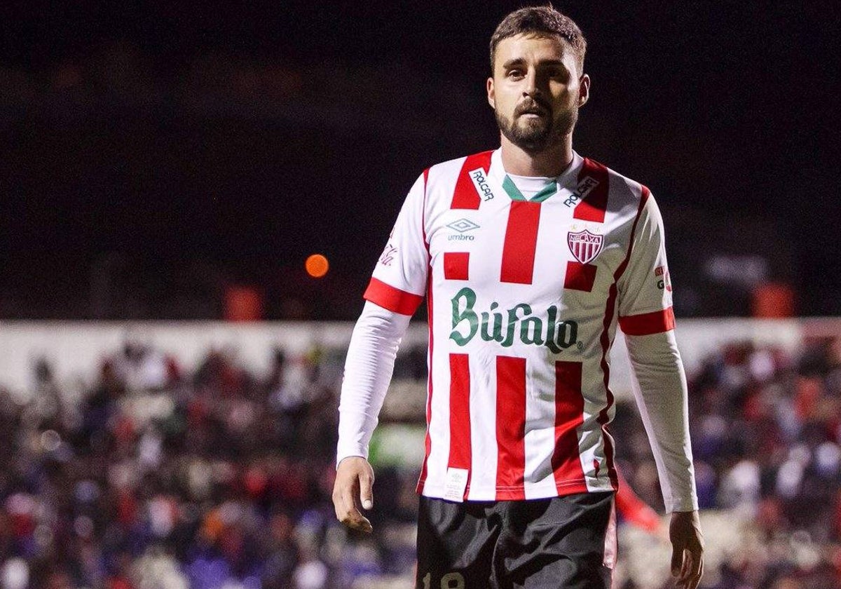 Luis Felipe Gallegos con la elástica del Necaxa de México