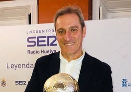 El Recreativo comienza su preparación en Trigueros en un amistoso marcado por el homenaje a la leyenda albiazul Manolo Pedraza