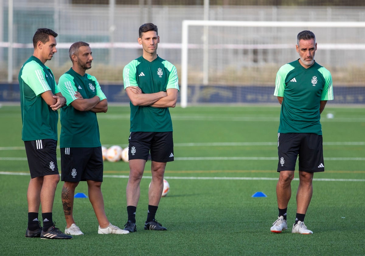 Abel Gómez junto al resto de su cuerpo técnico en un entrenamiento en Lamiya