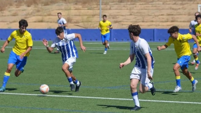 El jugador nacido en Chucena avanza con el balón en un partido con el juvenil recreativista