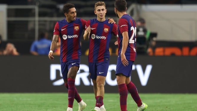 El joven jugador onubense felicitado por sus compañeros tras hacer el 2-0