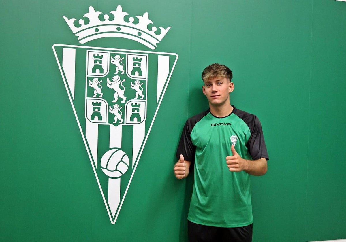 Álvaro Vázquez en su presentación como nuevo jugador del Córdoba