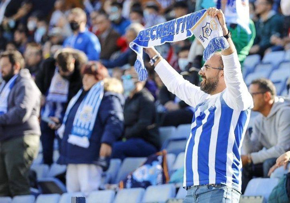 Aficionado recreativista, con la bufanda albiazul
