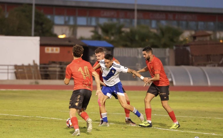 Imagen principal - Antonio Domínguez lidera al Recreativo en Ayamonte (1-3)