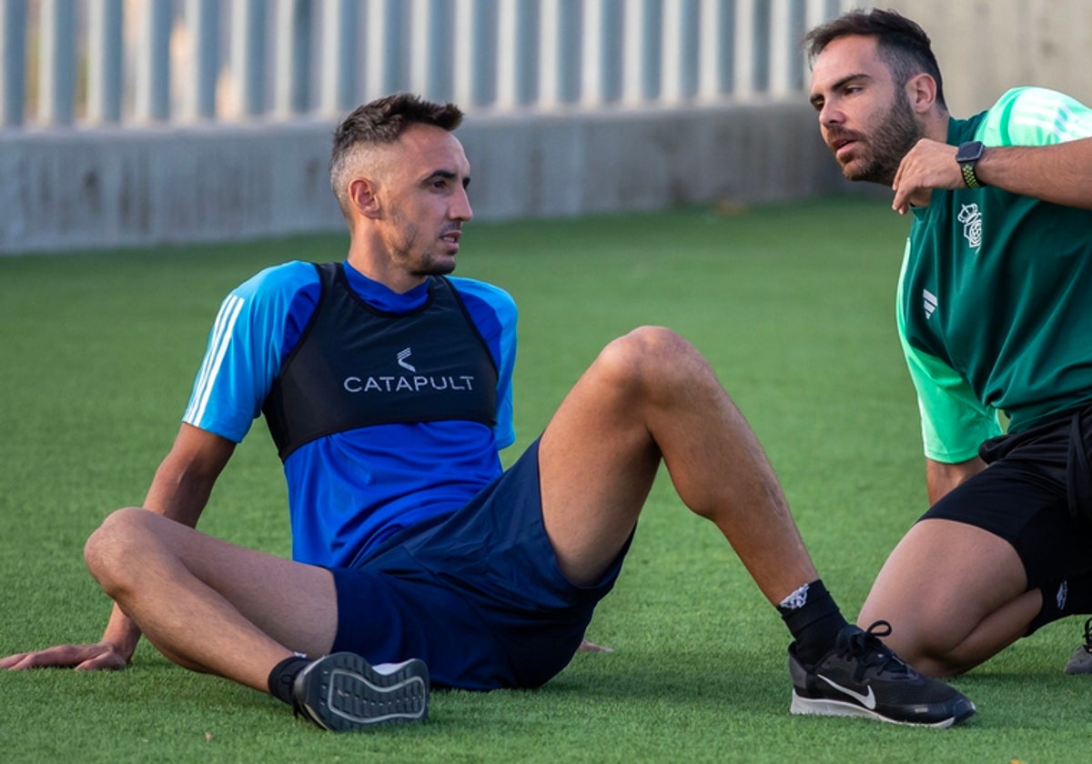 Pablo Caballero con el readaptador del club en una sesión de este verano en Lamiya