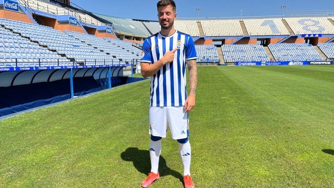 Dani Pinillos señalándose el escudo esta mañana en el Nuevo Colombino