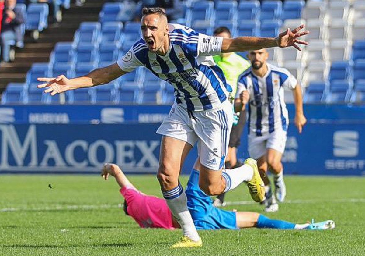 Pablo Caballero celebrando un gol la pasada temporada con el Recreativo
