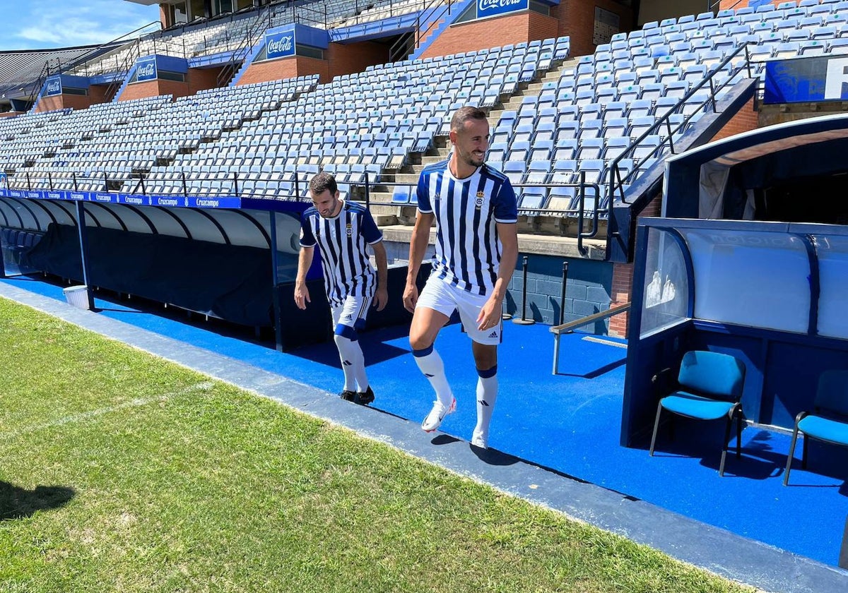 Alejandro Gálvez, derecha, con Antoñito, en el césped del Nuevo Colombino