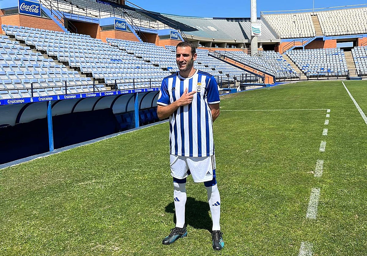 Antoñito señala el escudo del Recreativo en su camiseta