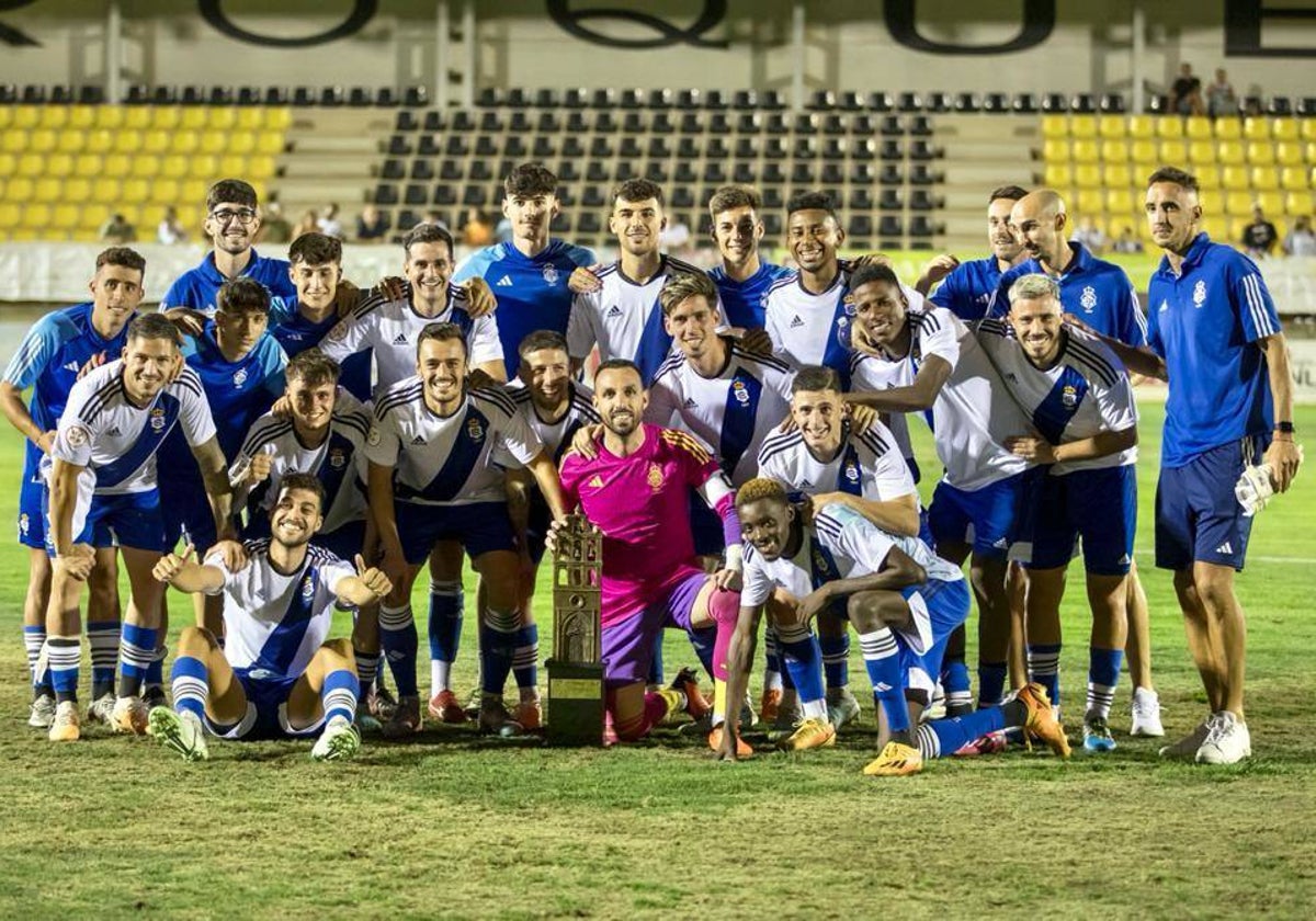 Plantilla del Recreativo tras ganar el Trofeo de la Bella