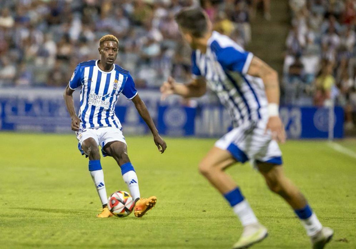 Rahim golpeando el balón durante el Recreativo-Intercity en el Nuevo Colombino