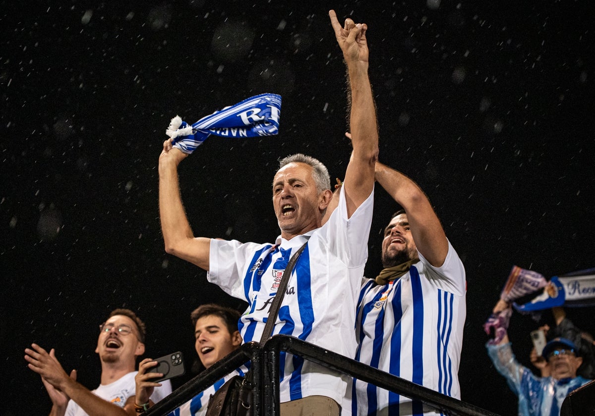 Aficionados animando al Recreativo en el estadio Alfonso Murube de Ceuta