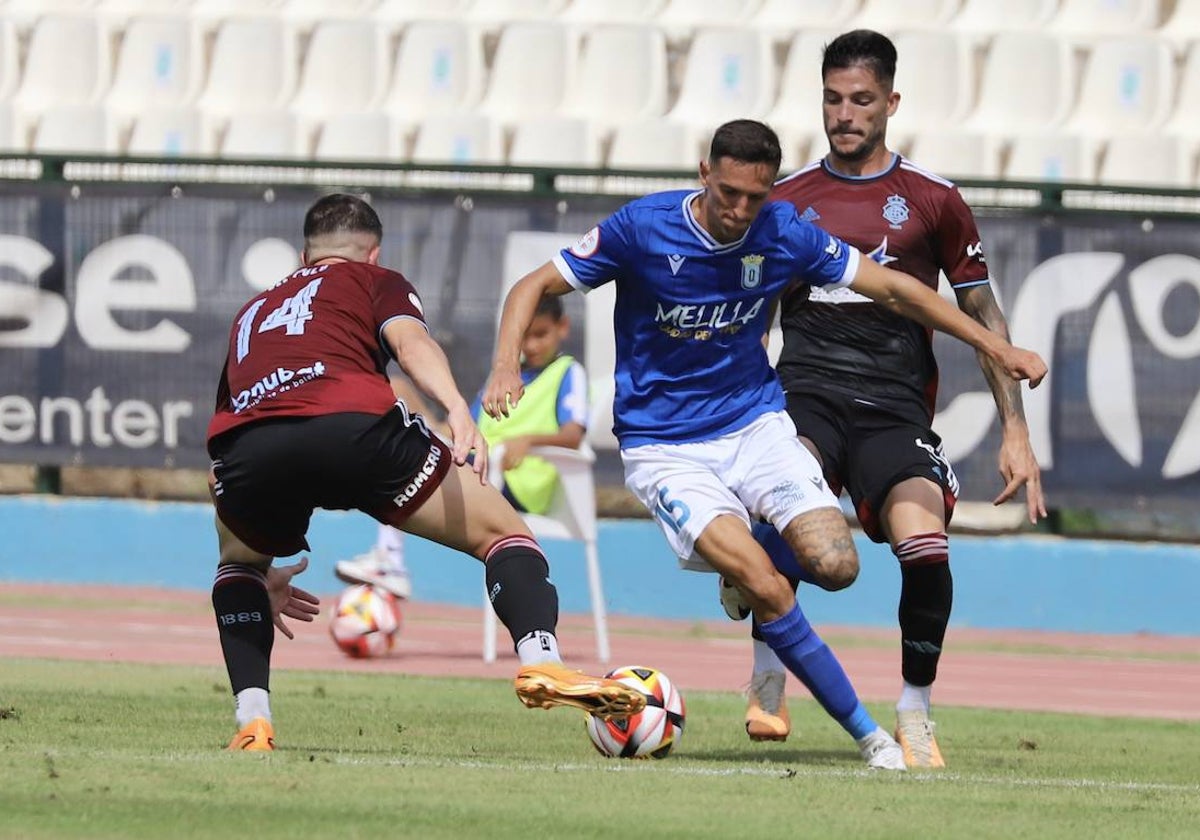 Caye Quintana y David del Pozo presionando a un rival del Melilla
