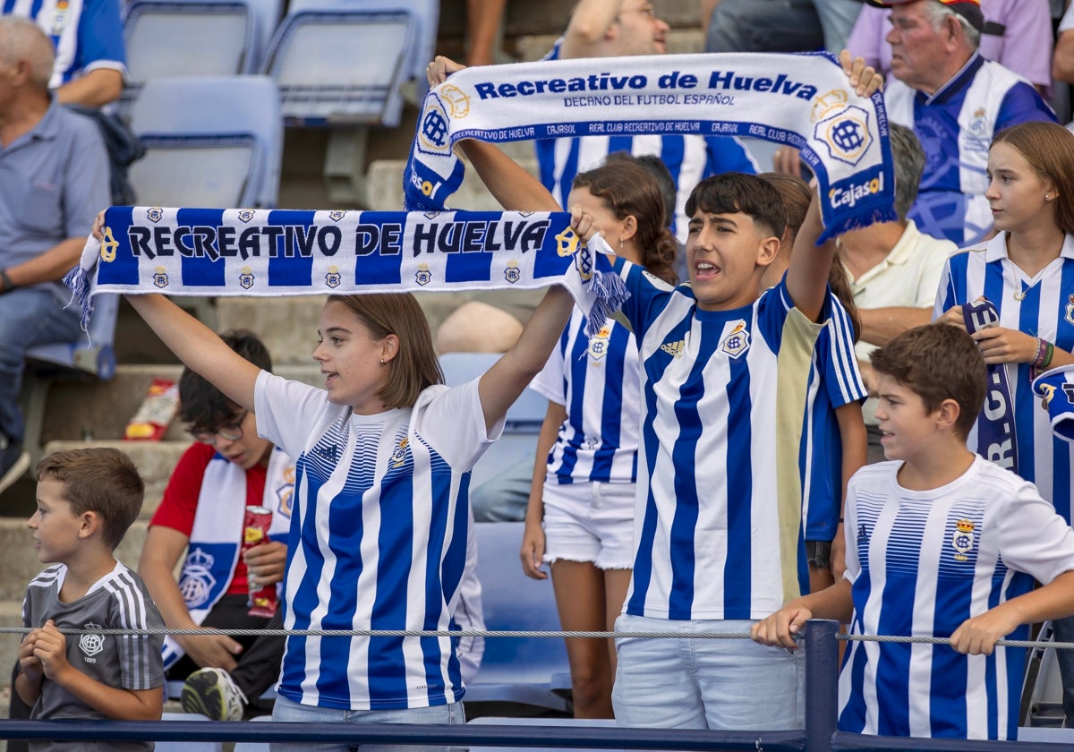 Aficionados del Recreativo de Huelva en el partido contra el Antequera