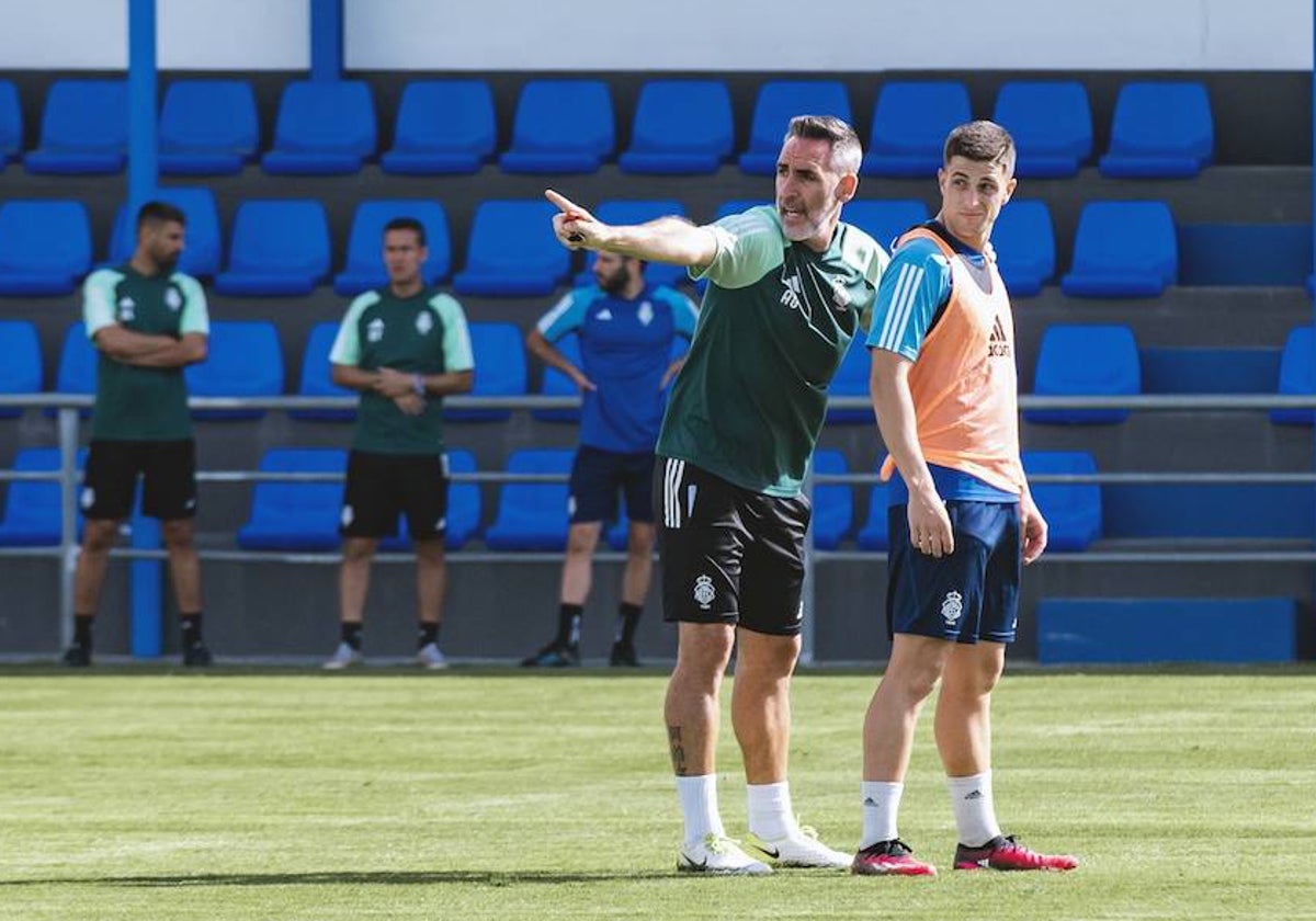 Abel Gómez dándole instrucciones a David del Pozo en el entrenamiento de hoy