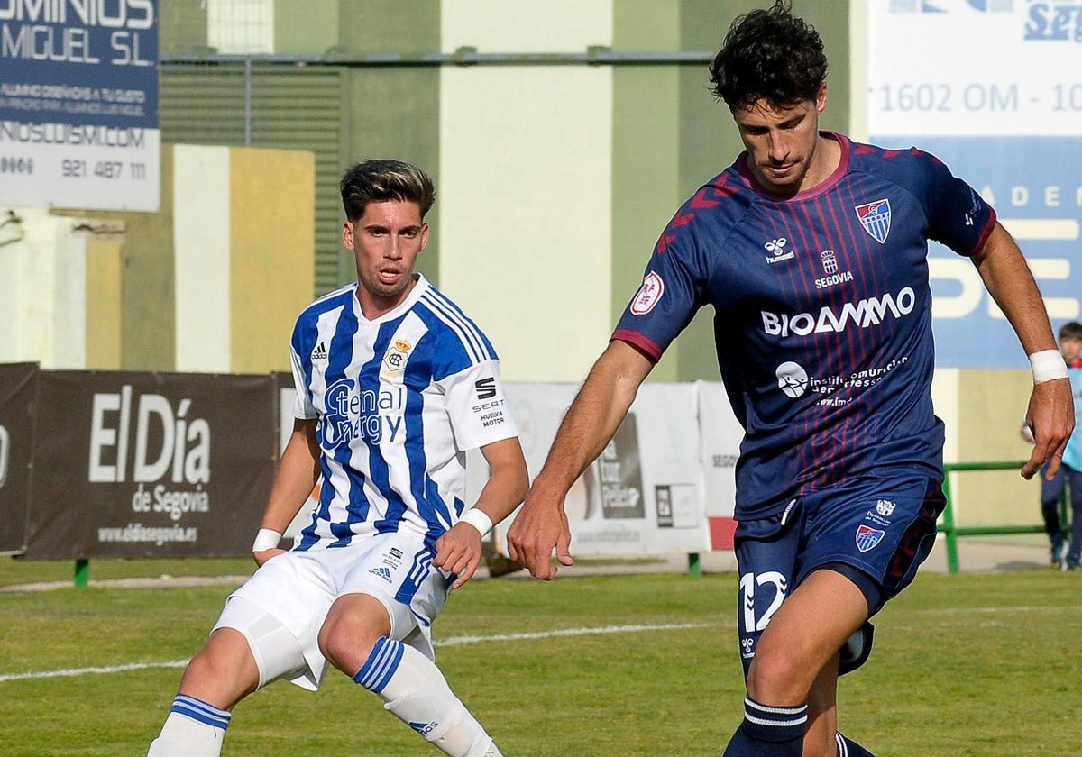 Alberto Trapero vigilando a un futbolista de la Gimnástica Segoviana