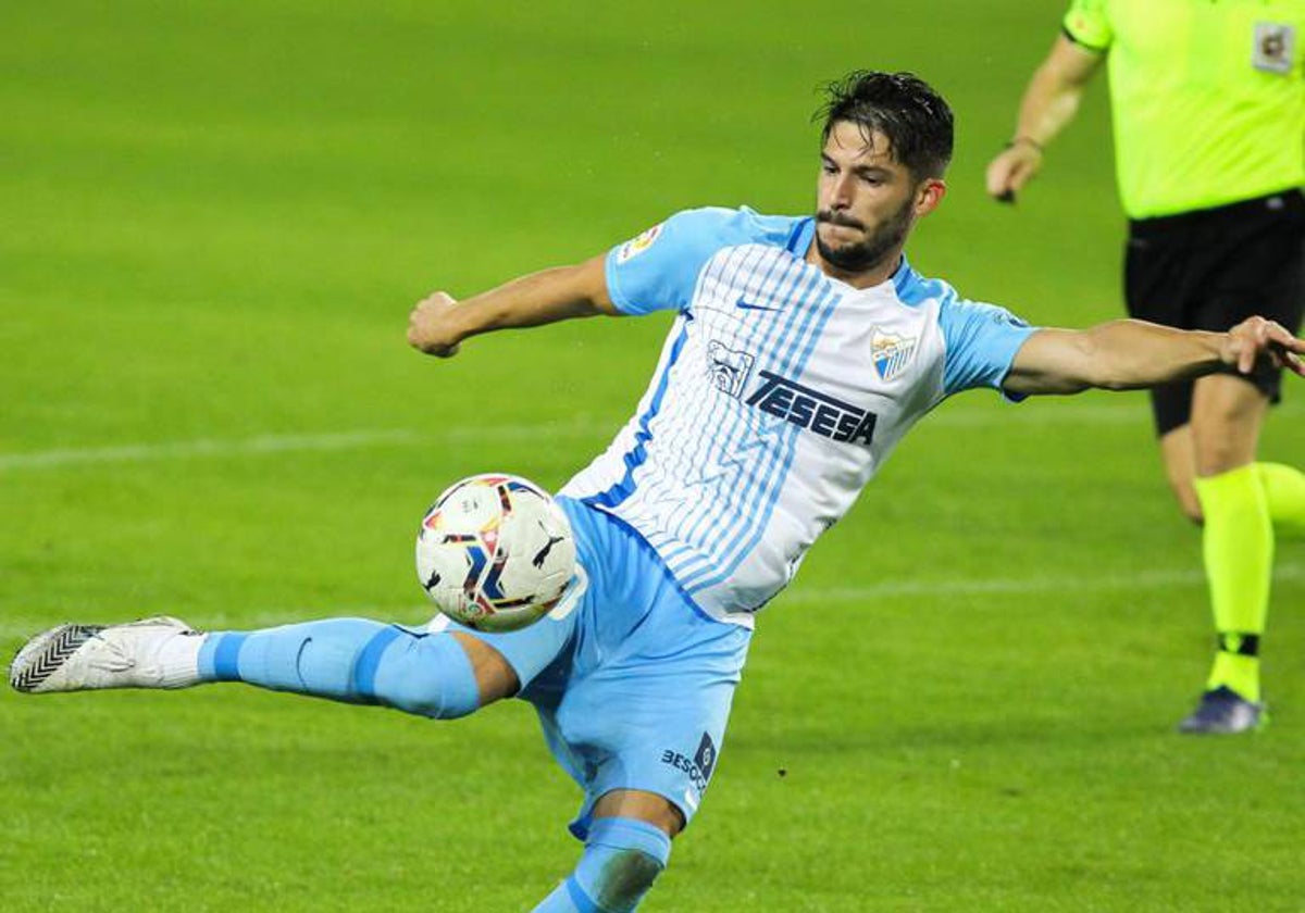 Caye Quintana golpeando el balón en un partido con el Málaga en la temporada 2020/21