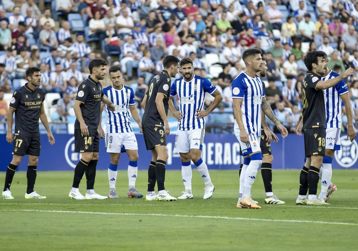 Raúl Navas, en el centro, causará baja en el Recreativo en su visita al Ibiza