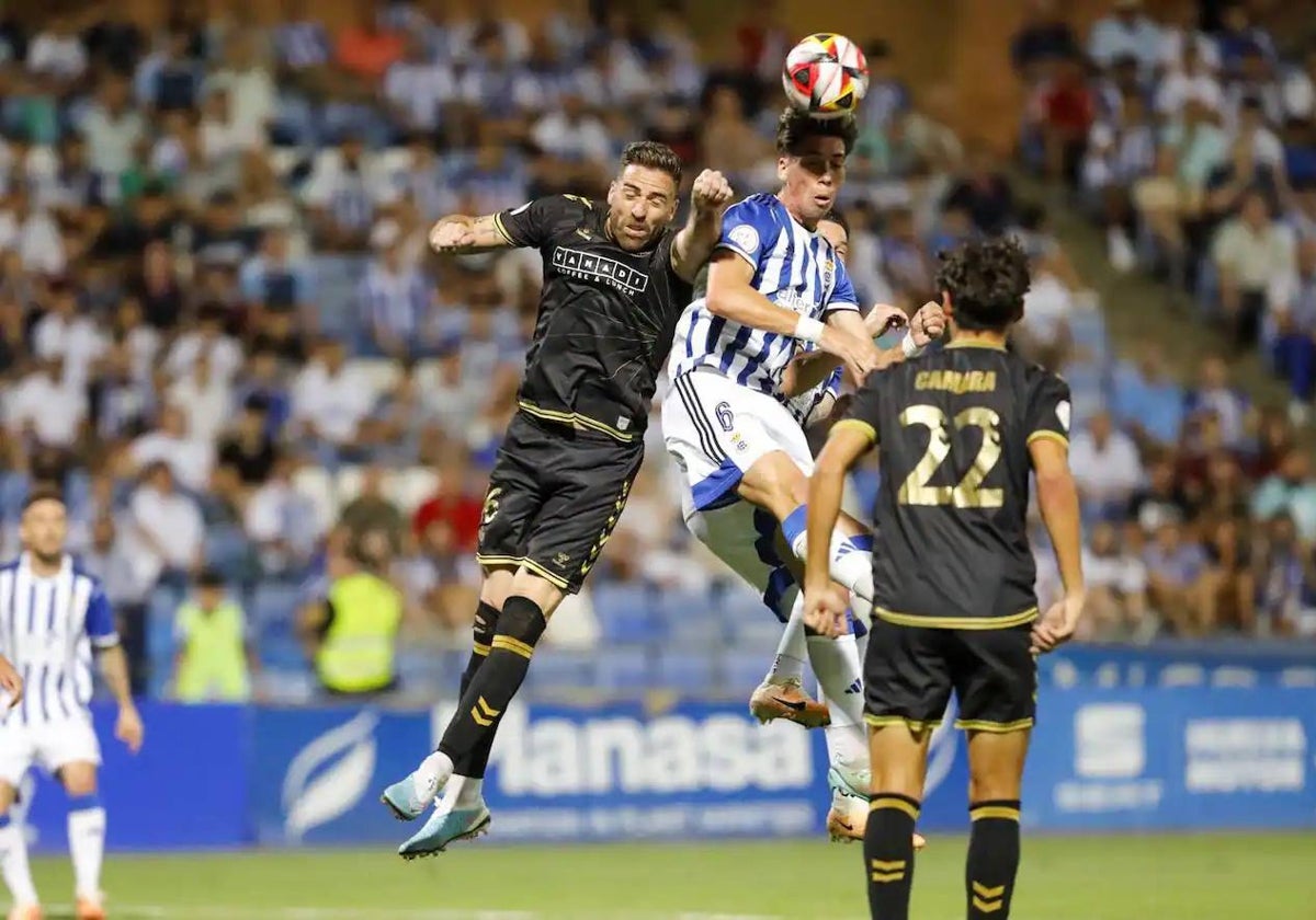 Trapero despeja de cabeza un balón ante el Intercity